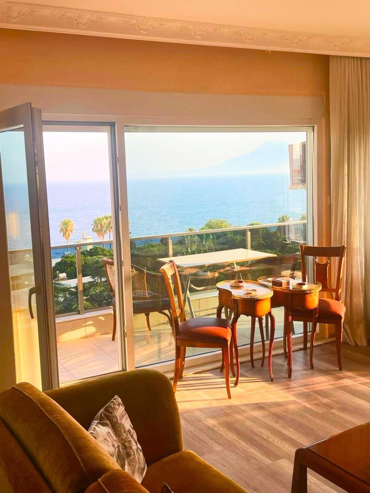 Couette-café With Sea View, Right In The Center *