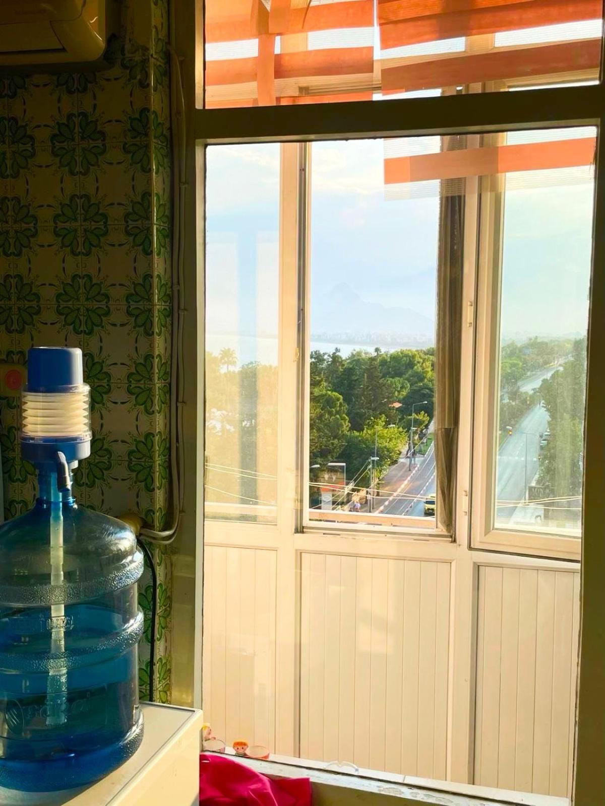 With Sea View, Right In The Center Couette-café